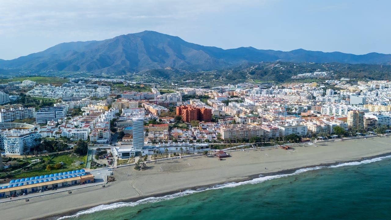 Fuengirola Holiday Rental Calendar — When Peak, Shoulder and Low Season Actually Run